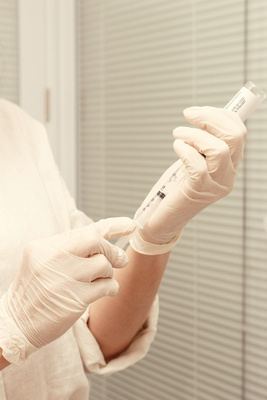 Aplicação de procedimento estético facial no consultório