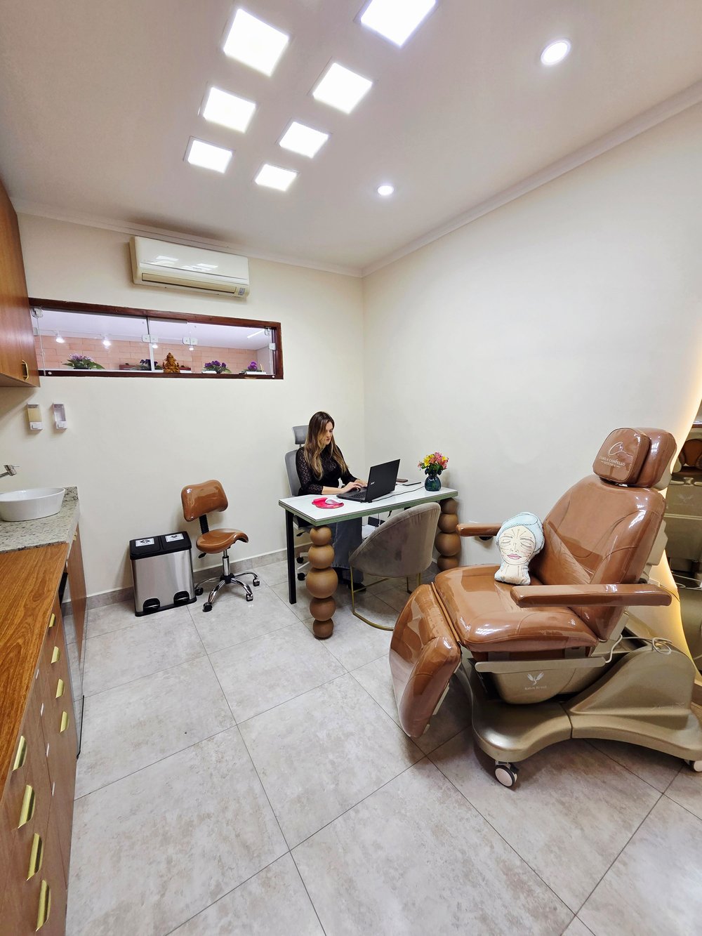 Sala de atendimento do consultório Camila Campello Estética em Ubatuba